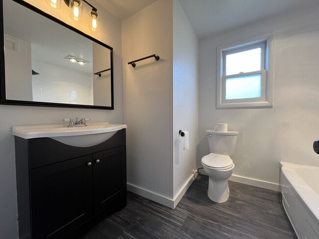 Building Photo - Updated Single-Level 3BD/2BA Home with Stainless Appliances, Expansive Yard & Flexible Layout