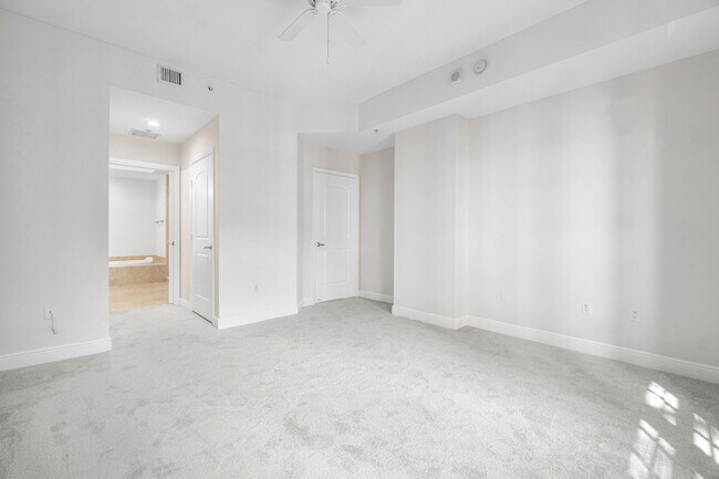 Building Photo - 701 S Olive Ave