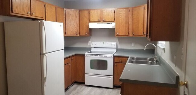 Building Photo - SPECIAL, HALF OFF FIRST MONTHS RENT!