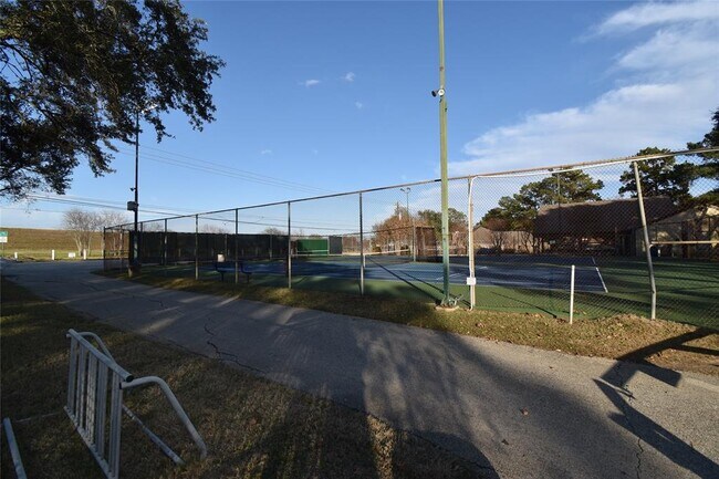 Building Photo - 1323 W Forest Dr