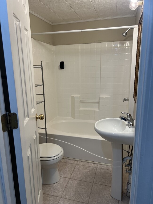 Building Photo - 805 Ray Rd