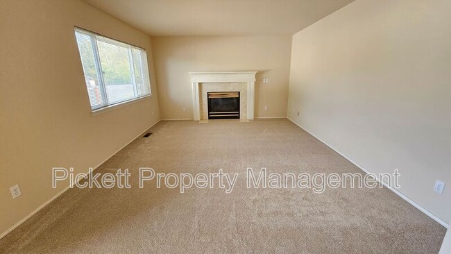 Building Photo - 6453 Grand Pine Loop NE