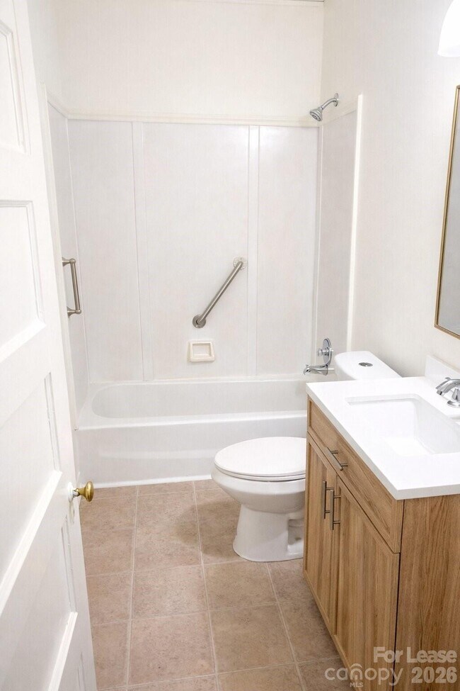 Building Photo - 926 S York St