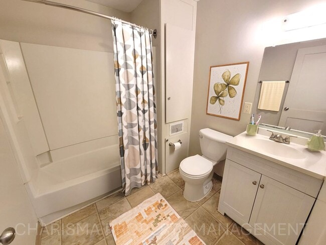 Building Photo - SPACIOUS TWO BEDROOM ONE BATH DUPLEX!! GRE...