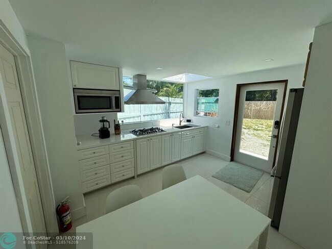 Building Photo - 327 Lancaster St