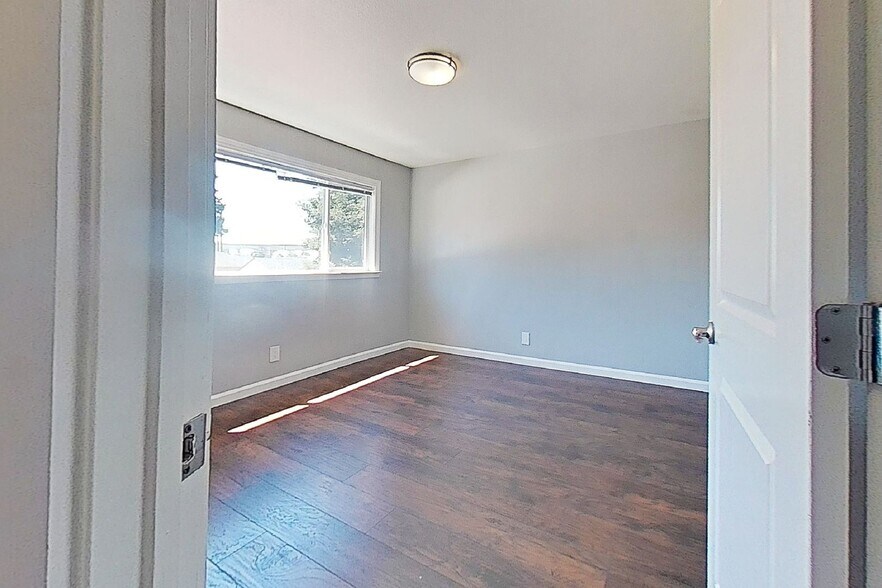 Building Photo - 569 Smalley Ave