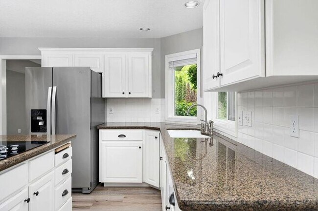 Building Photo - Stunning 4 bedroom, 2.5 bathroom home!! Must See!!