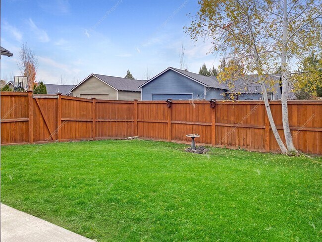 Building Photo - Single-level 3 BR-2BA Home in SE Bend