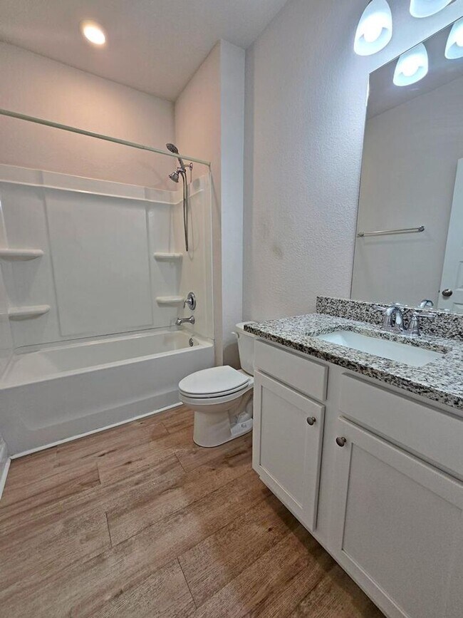 Building Photo - Elegant 4-Bedroom Lake Park Home with Open Layout, Modern Finishes, and Fenced Yard