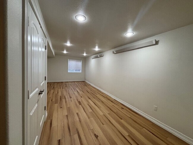 Building Photo - 4 Bedroom 3.5 Bath Townhouse Near Dell Range Blvd.