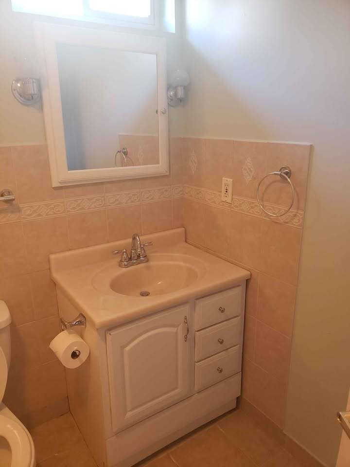 Building Photo - 274 Robin St