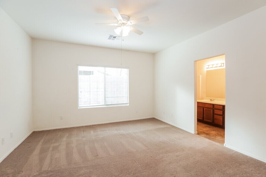 Building Photo - 4945 W Fawn Dr