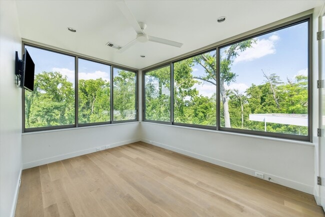 Building Photo - 9 Pinehill Ln