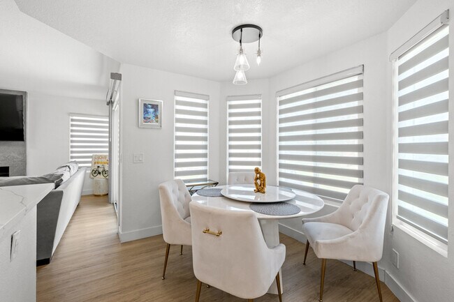 Building Photo - Luxe Spacious Home Near Parks Fully Equipped