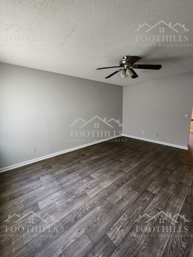 Building Photo - Modern 2-Bedroom Townhouse Near Anderson U...