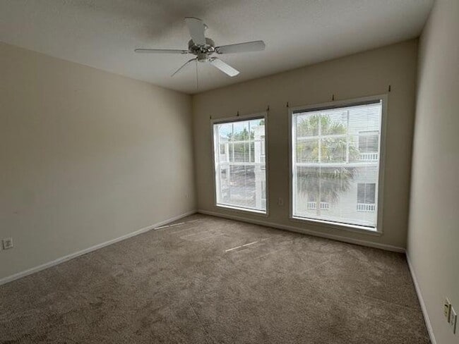Building Photo - Renovated 3 Bedroom Top Floor Condo in Dow...