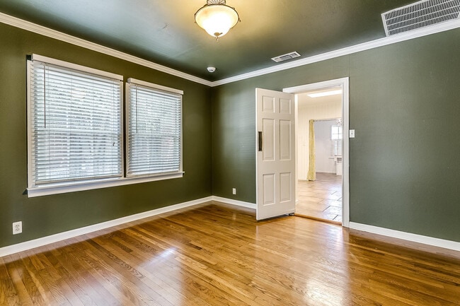 Building Photo - Ready for New Students- 2 Bed, 1 Bath Tudor Home Minutes from TCU- 76109