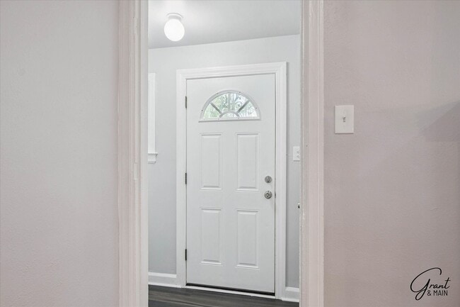 Building Photo - $1250 3 bedroom bungalow