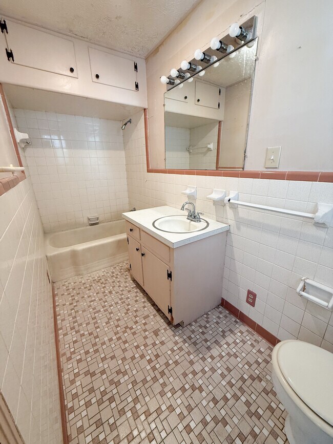 Building Photo - 168 Hebard St