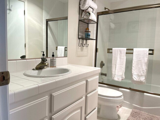 Building Photo - Elegant 4 bedroom 2.5 bath home, Completely Furnished