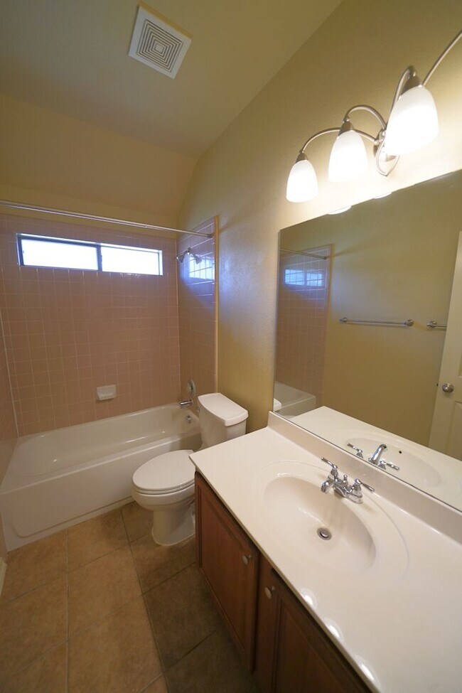 Building Photo - Move-In Ready Property Now Available in Se...