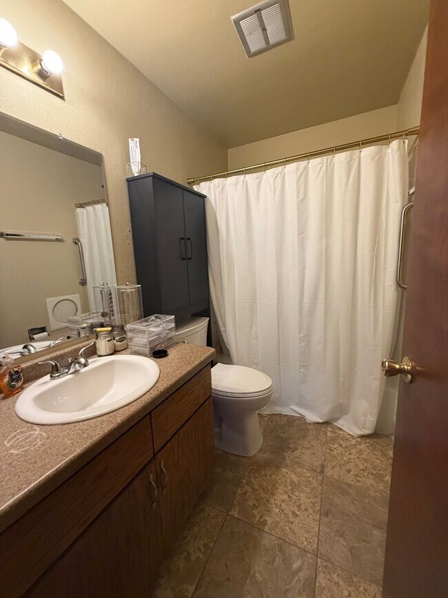 Building Photo - Midpark Duplex