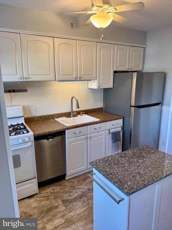 Building Photo - 3613 Parkdale Ave