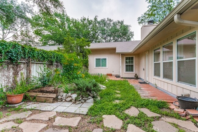 Building Photo - 4-BEDROOM IN BLOSSOM PARK