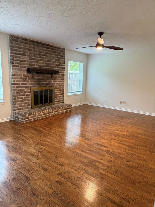 Building Photo - 2318 Aprilmont Dr