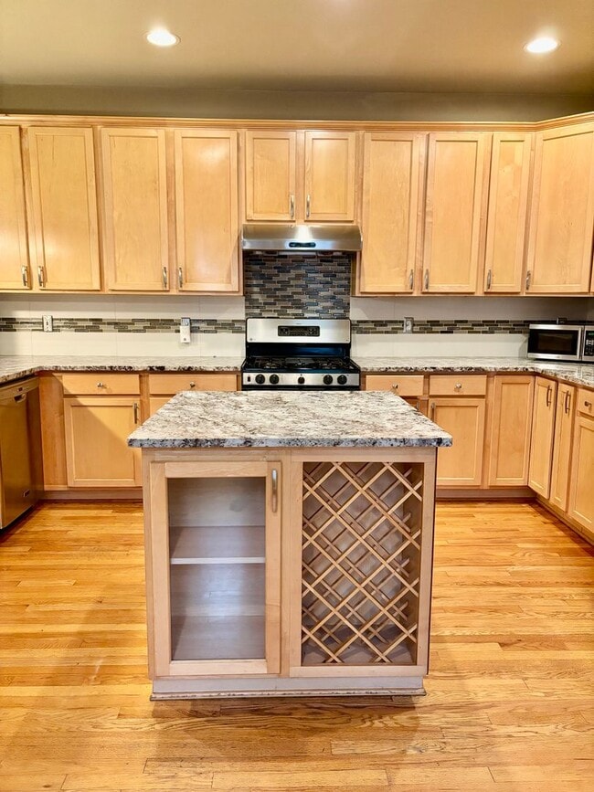 Building Photo - 4 Bed / 2.5 Bath Kirkland single family home $3,895/mo