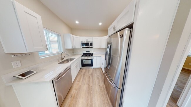 Building Photo - 4 bed house on Adobe!