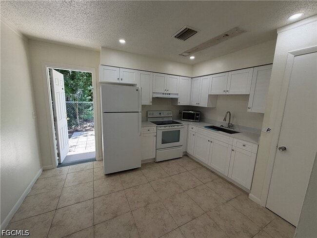Building Photo - 5829 Casablanca Ct