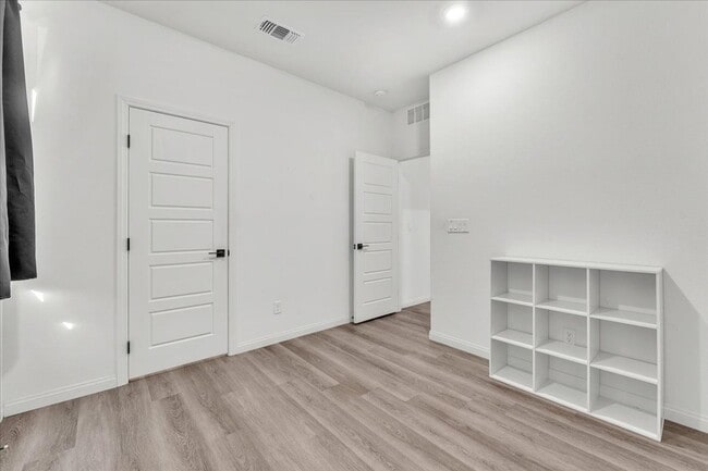 Building Photo - Gorgeous Five Bedroom in the SW! Solar panels!