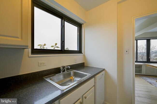 Building Photo - 3601 Wisconsin Ave NW