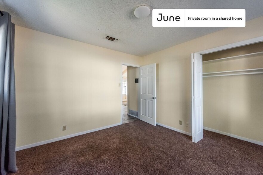 Building Photo - Room in Shared 4 bed/3 bath home