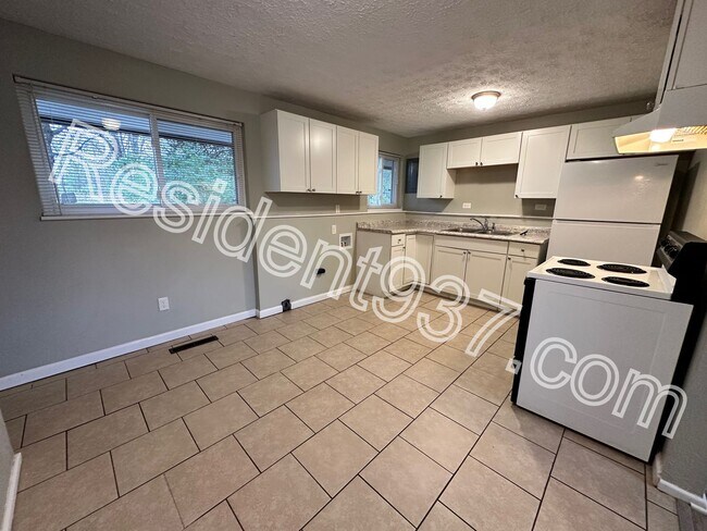 Building Photo - 4 Bed 2 Bath