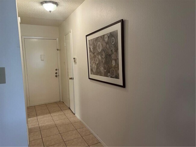 Building Photo - 6909 Skynook Dr