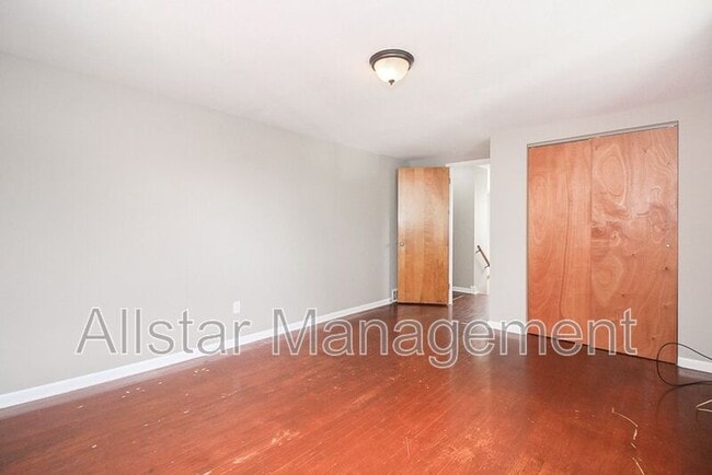 Building Photo - 404 E 215th St