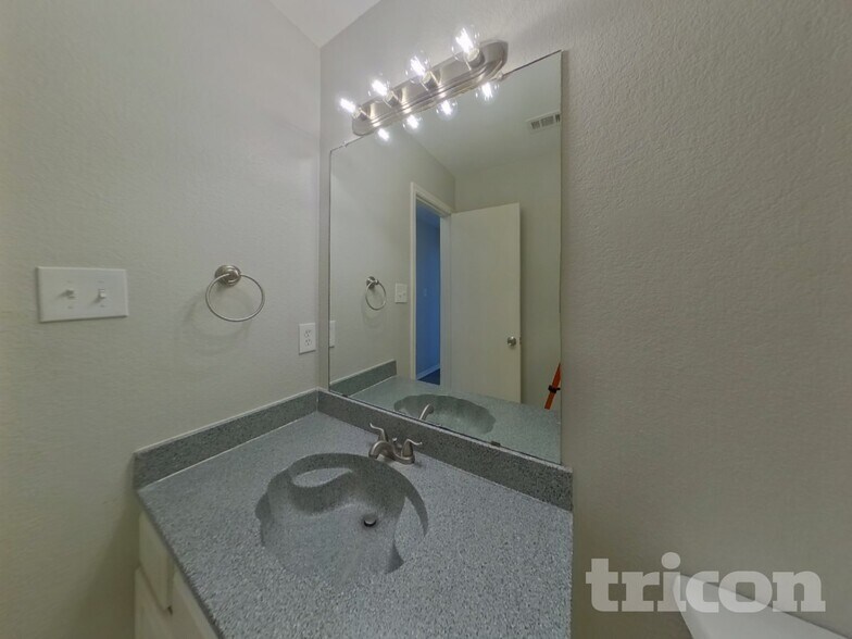 Building Photo - 6910 Meadow Bend Dr