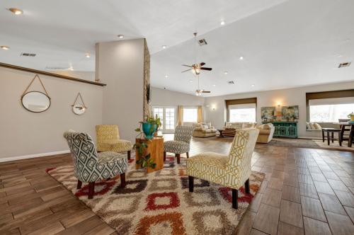 Building Photo - 7000 Paradise Rd