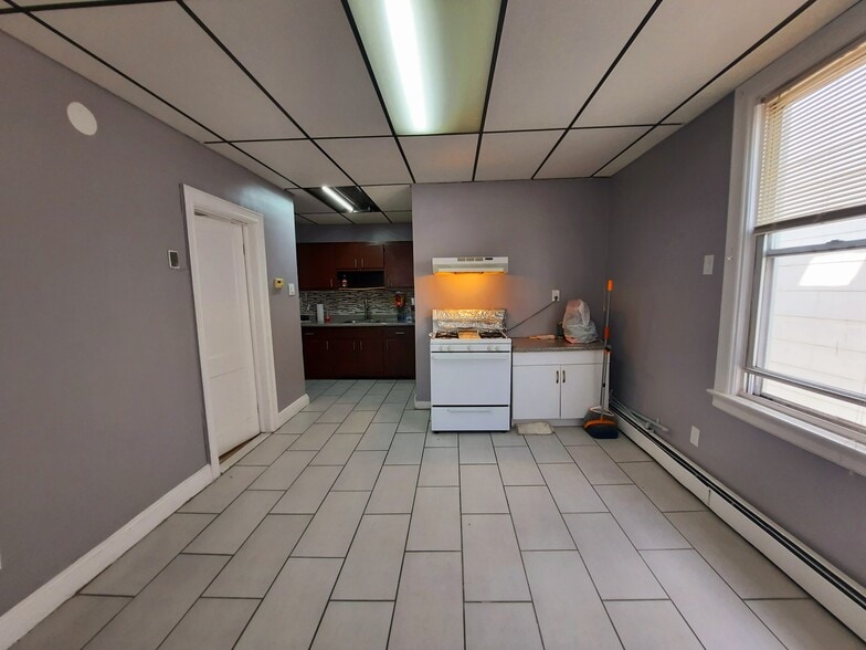 Eat-in kitchen - 149 W 10th St