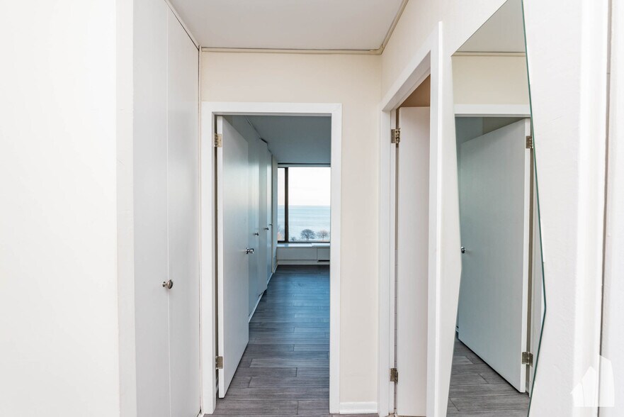 Building Photo - 5455 N Sheridan Rd