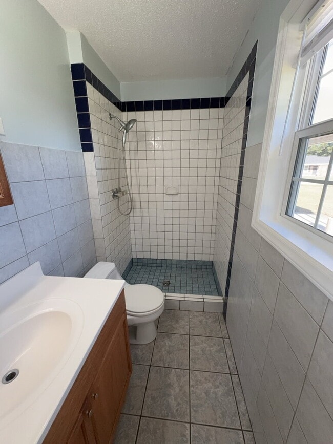 Building Photo - 304 Royal Dr