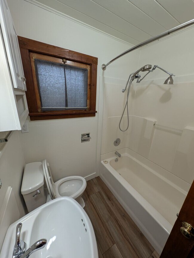 Building Photo - Manette View Apartment For Rent! Will Not ...