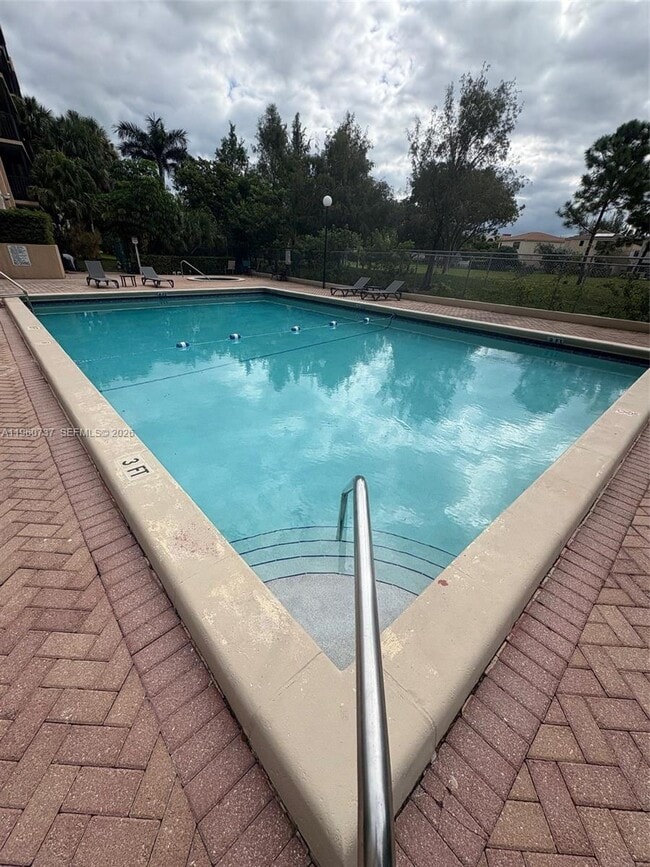 Building Photo - 900 NE 195th St