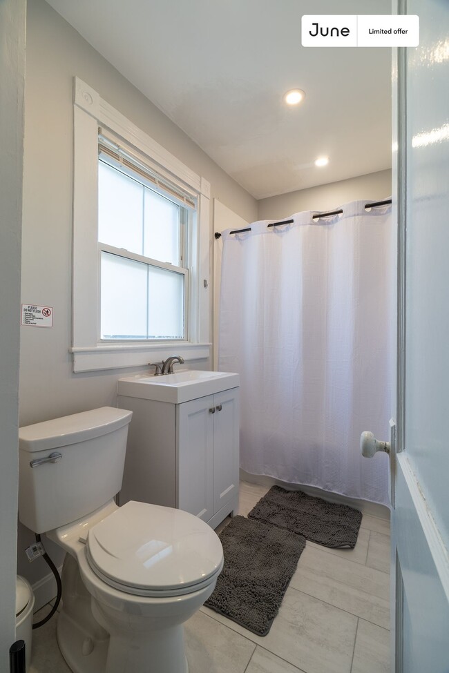 Building Photo - Private bedroom in 3 bed/1 bath Home