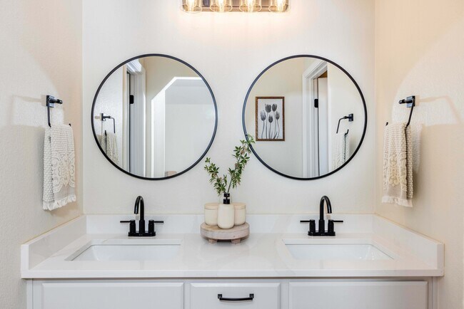 Building Photo - 1954 Bristol St