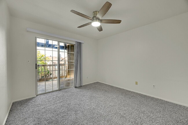 Building Photo - $1,495.95 with $300 off the first month's rent, 1 Bed, 1 Bath Condo in Englewood with Cozy Firepl...