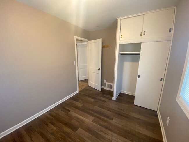 Building Photo - 2 Bedroom Single Family