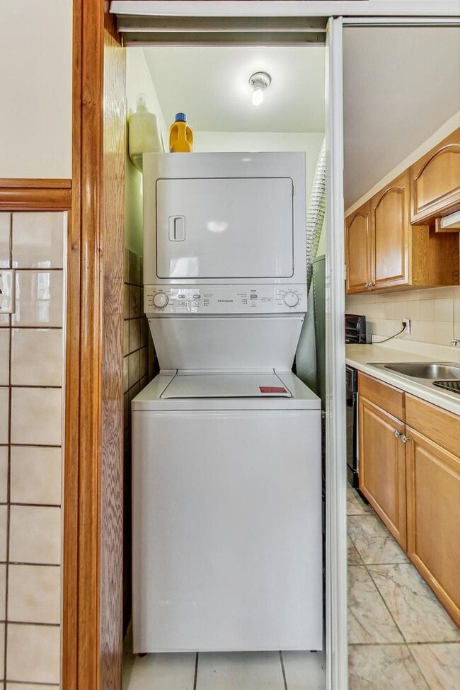 Building Photo - 838 N State St